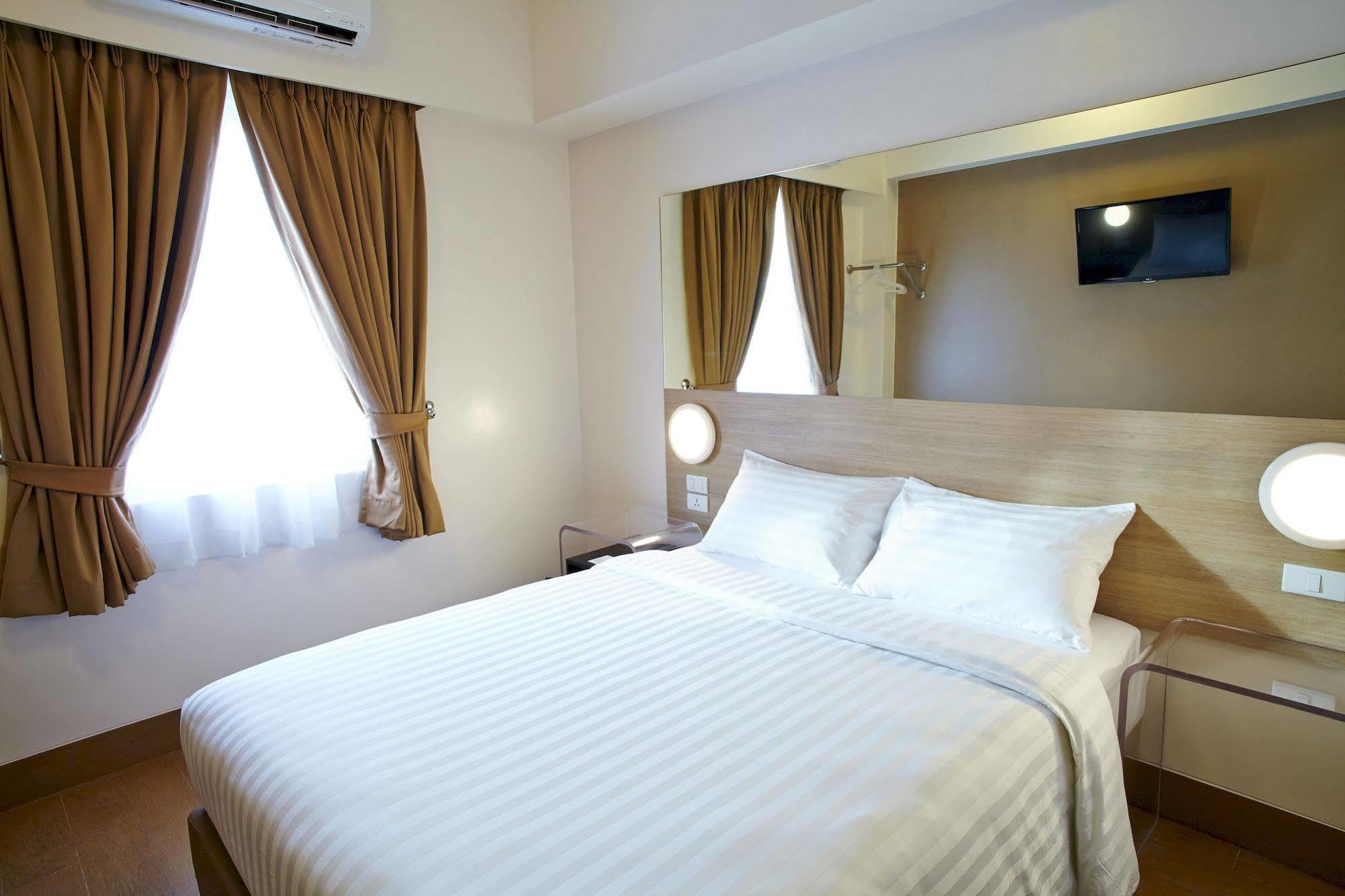 Red Planet Quezon City Timog Hotel Екстериор снимка