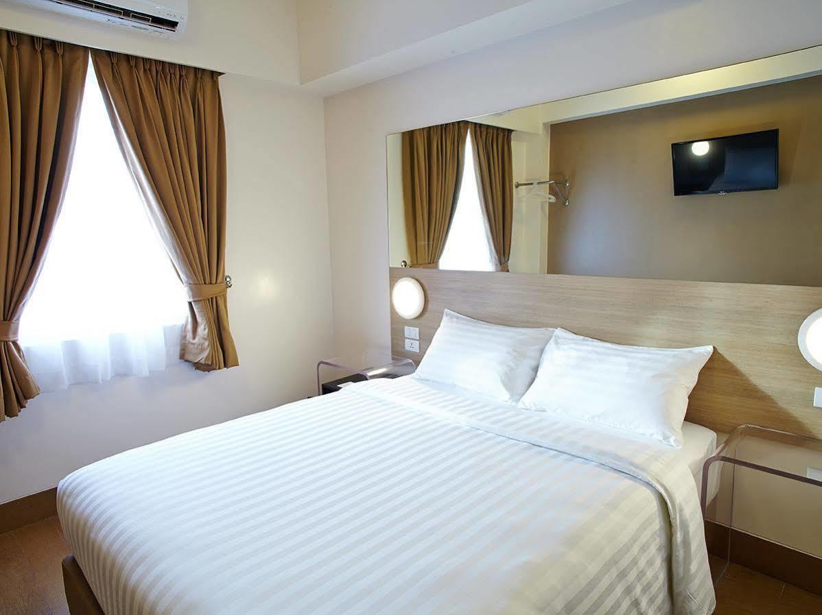 Red Planet Quezon City Timog Hotel Екстериор снимка