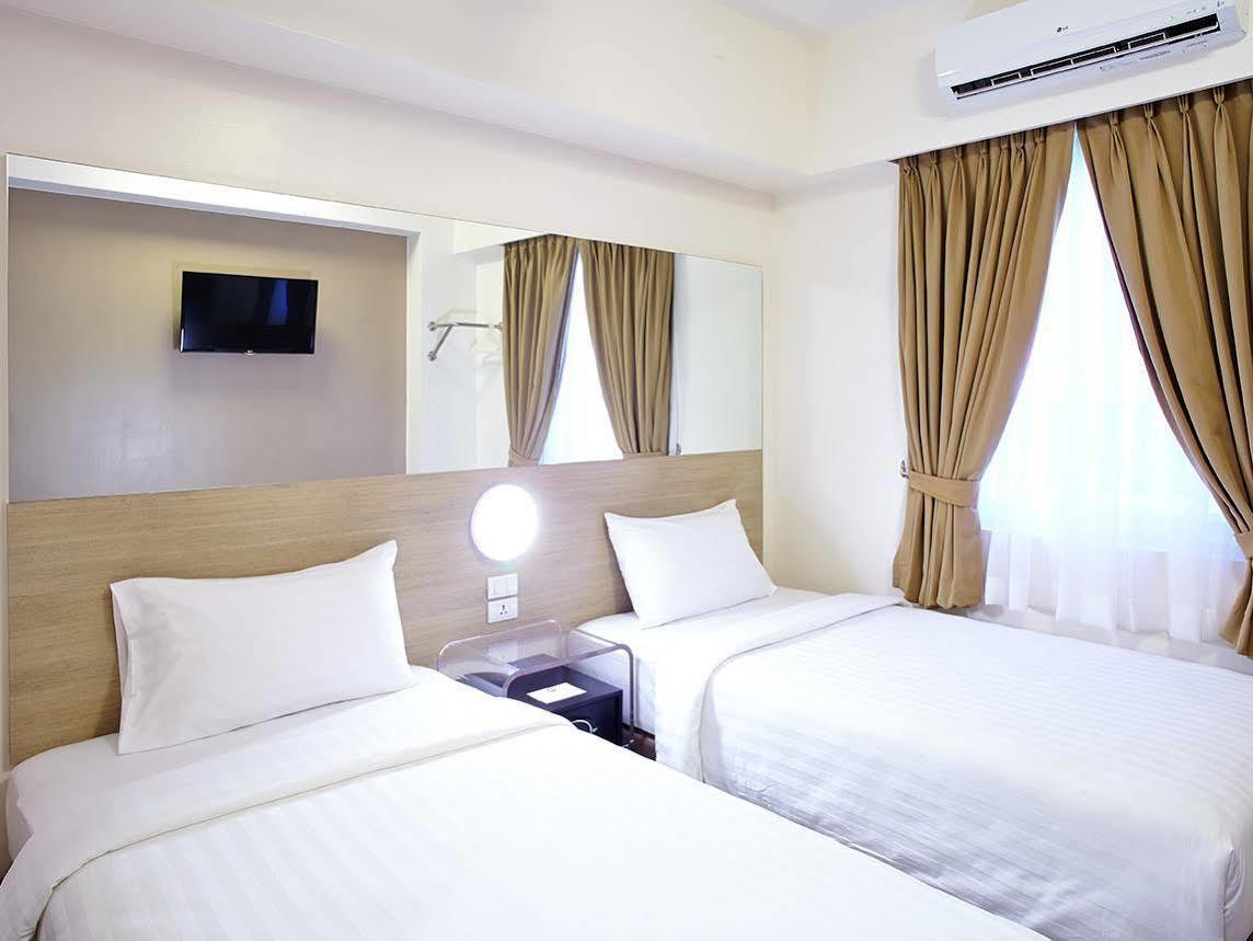 Red Planet Quezon City Timog Hotel Екстериор снимка